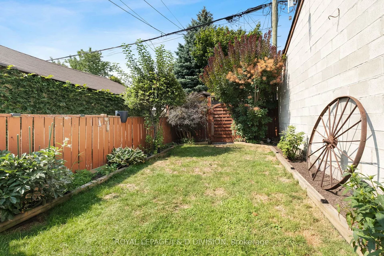 136, Lindsey, Dufferin Grove, Toronto