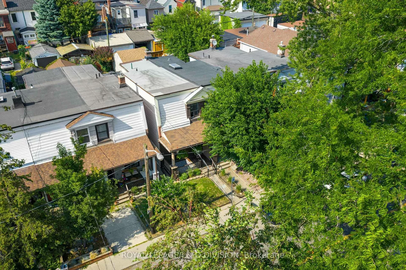 136, Lindsey, Dufferin Grove, Toronto