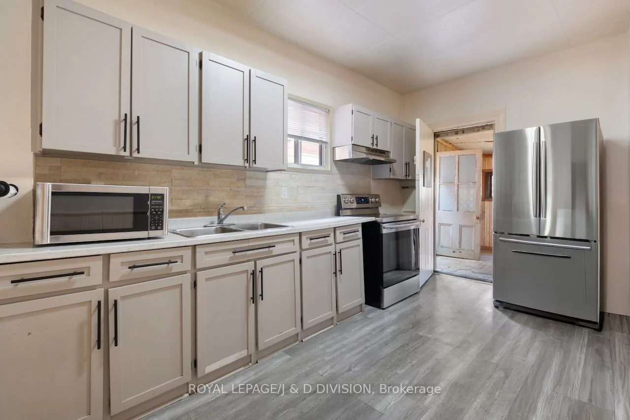 136, Lindsey, Dufferin Grove, Toronto