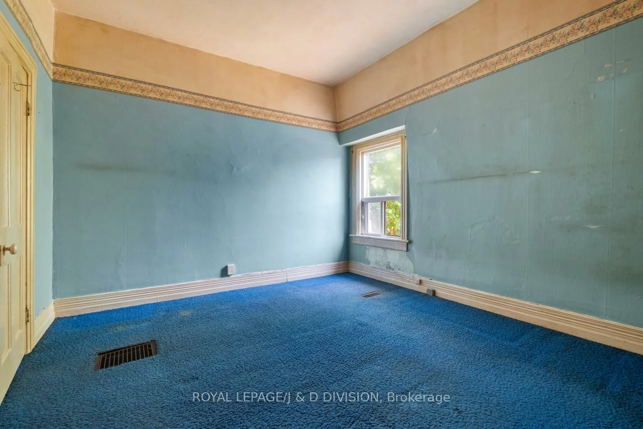 136, Lindsey, Dufferin Grove, Toronto