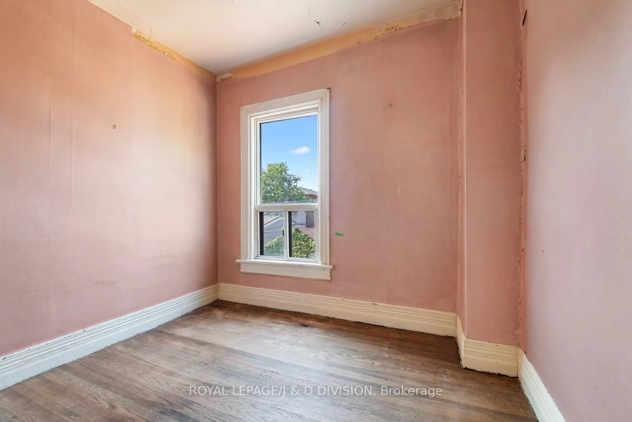 136, Lindsey, Dufferin Grove, Toronto