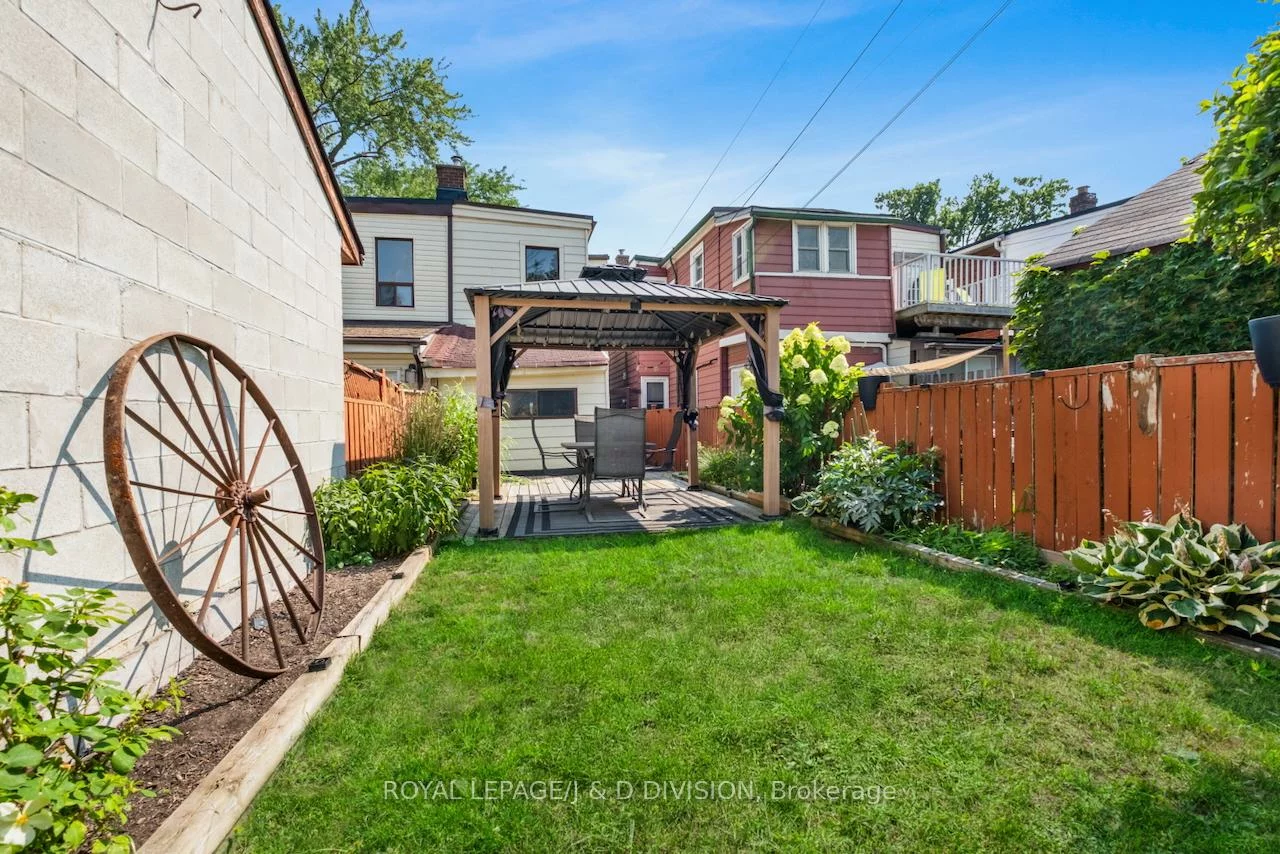 136, Lindsey, Dufferin Grove, Toronto