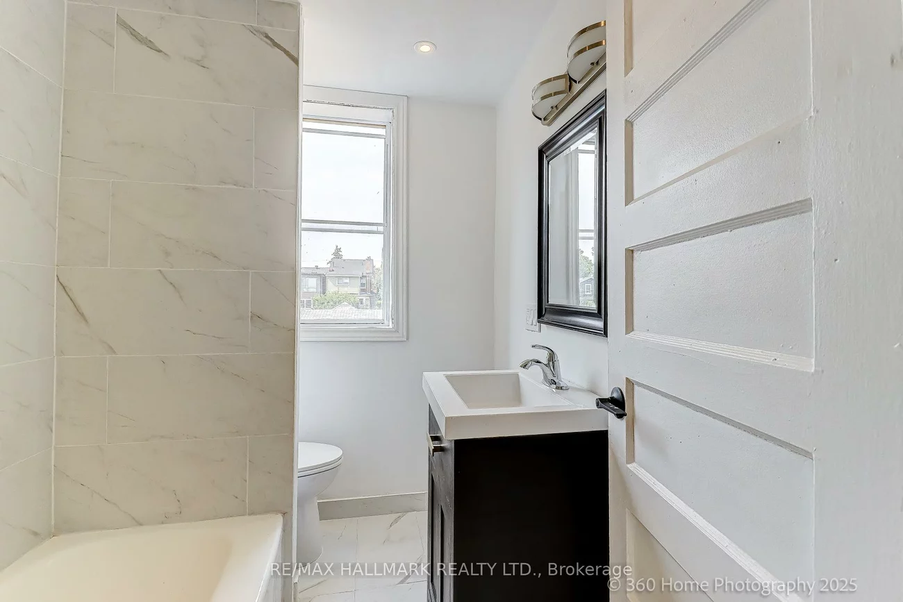 18, Conway, Oakwood Village, Toronto