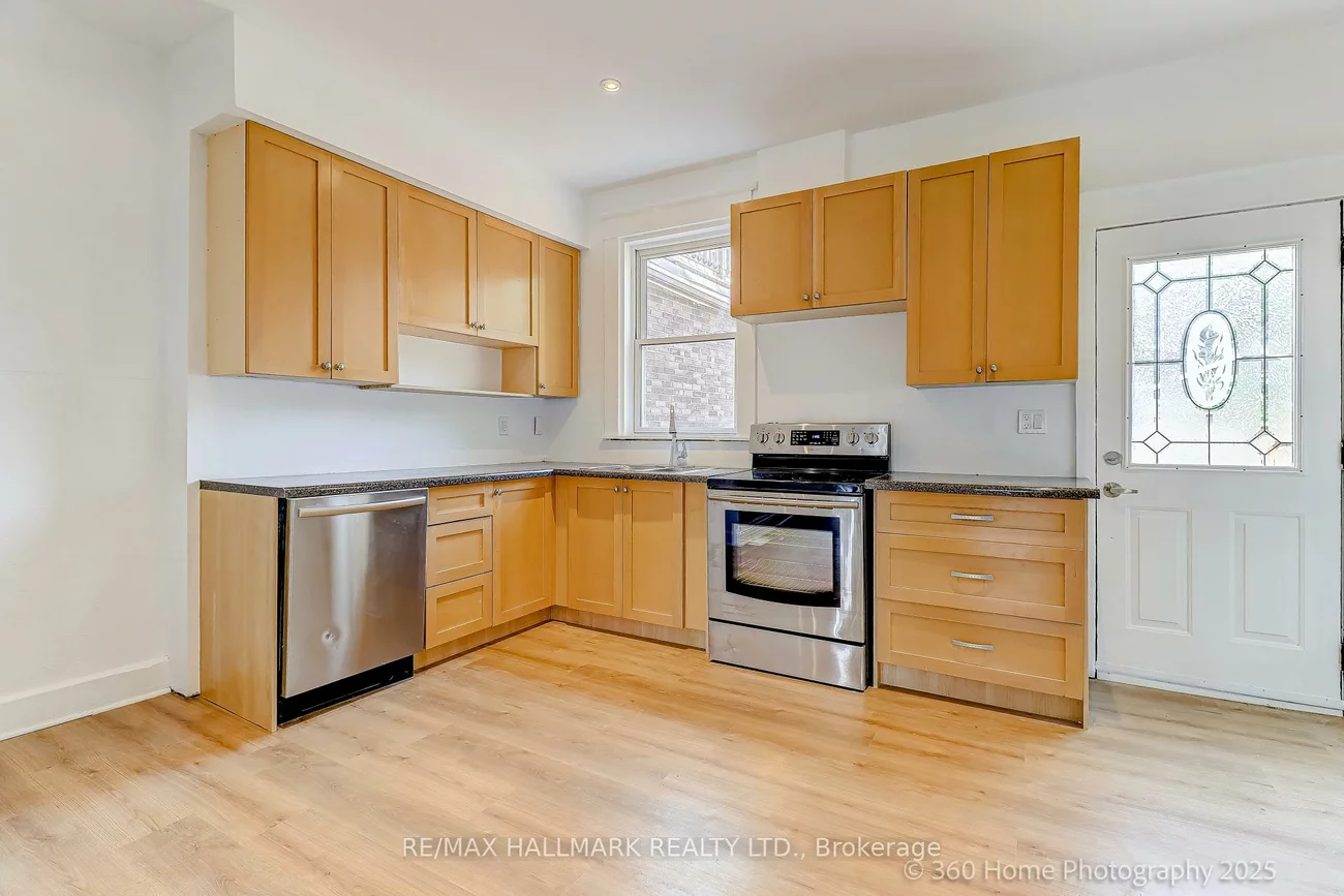 18, Conway, Oakwood Village, Toronto