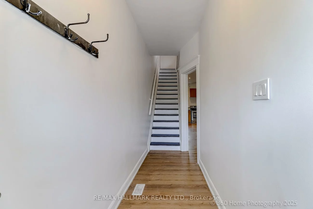 18, Conway, Oakwood Village, Toronto