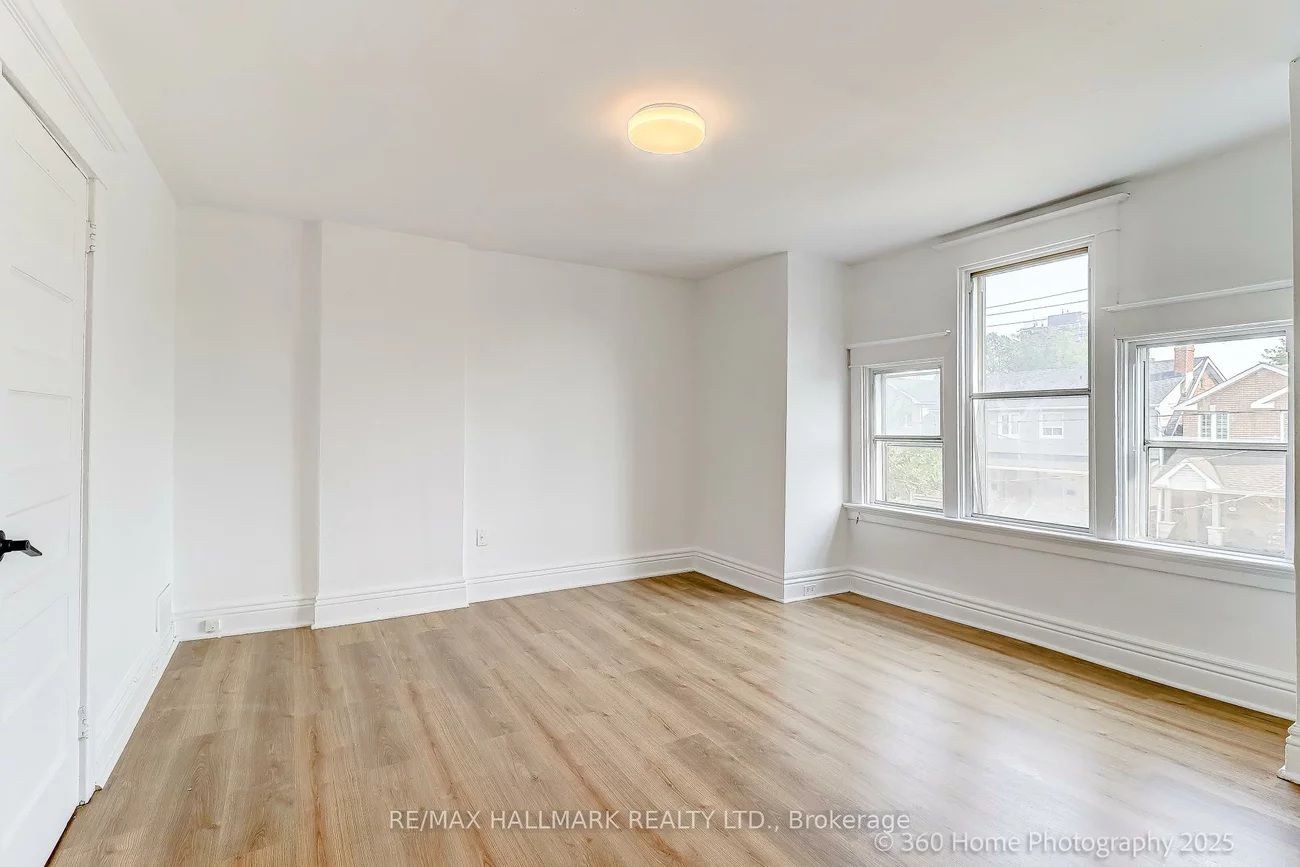 18, Conway, Oakwood Village, Toronto