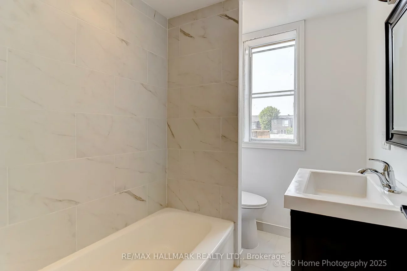 18, Conway, Oakwood Village, Toronto