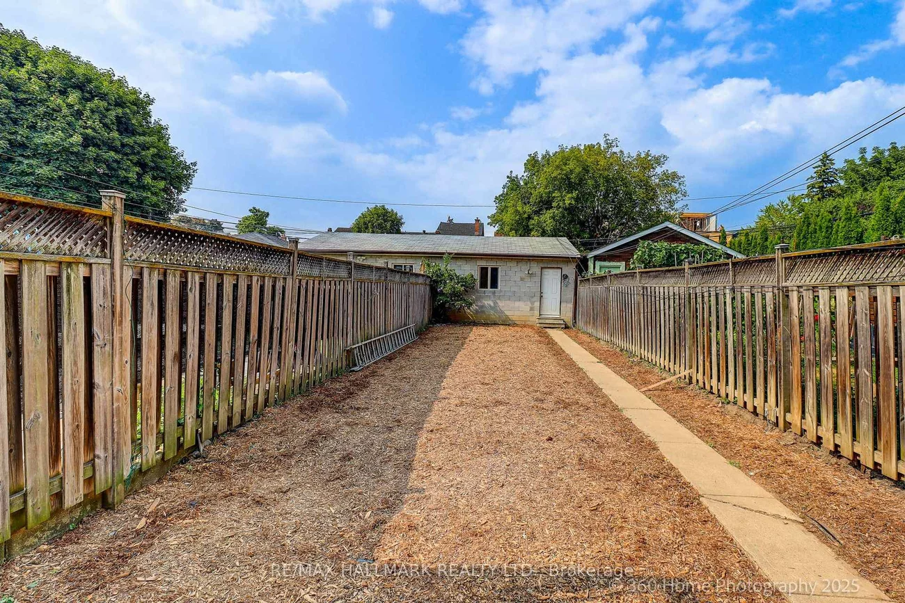 18, Conway, Oakwood Village, Toronto