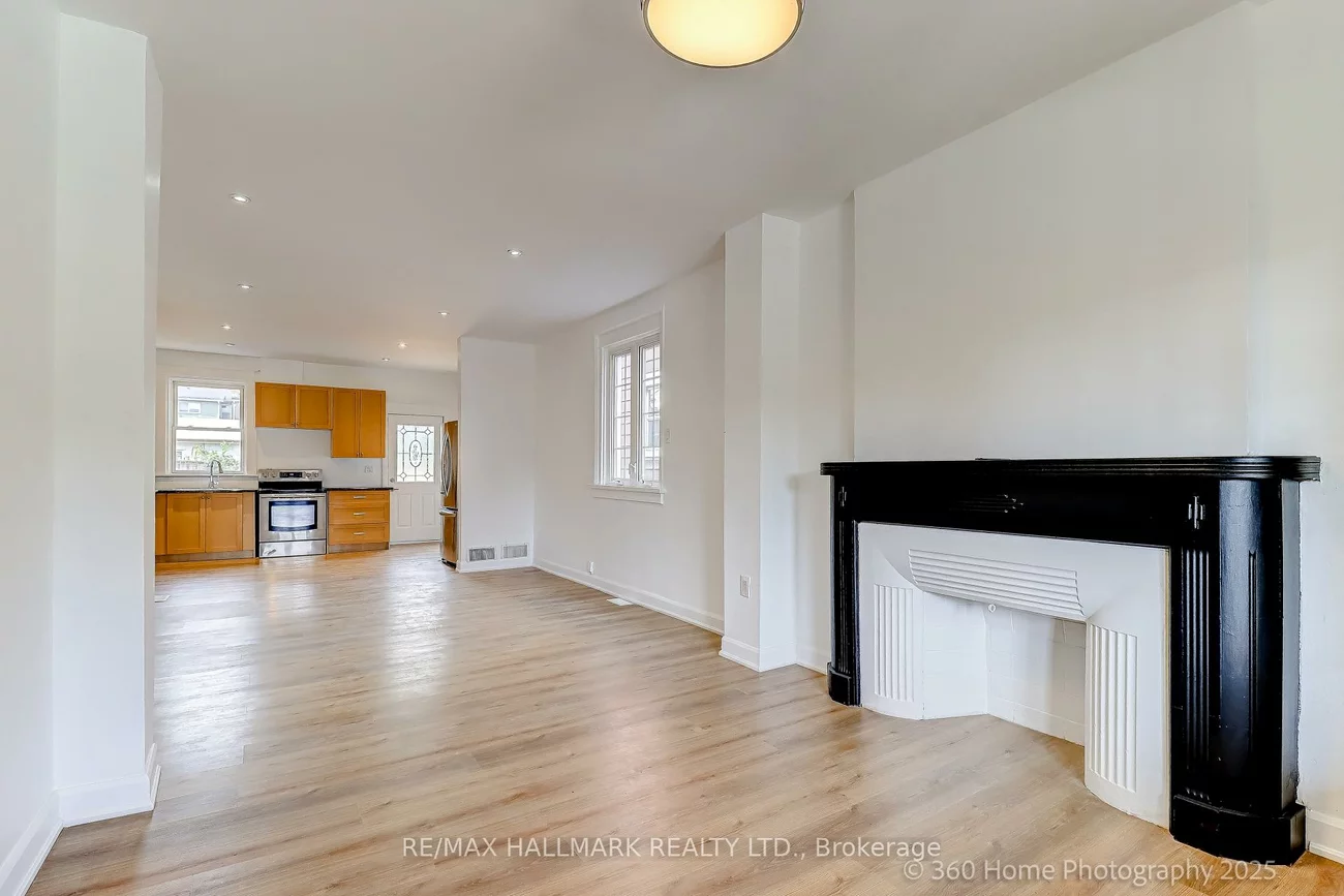 18, Conway, Oakwood Village, Toronto