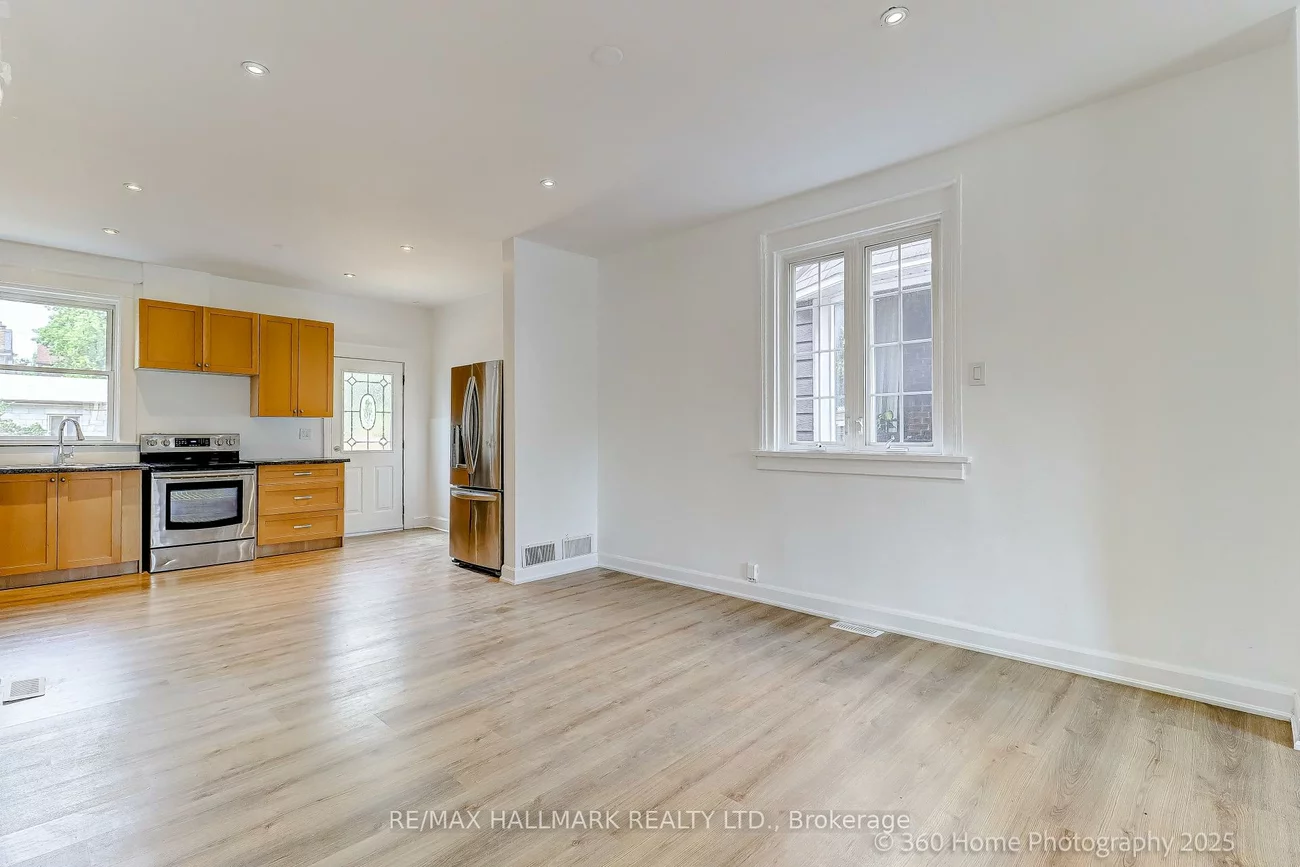 18, Conway, Oakwood Village, Toronto