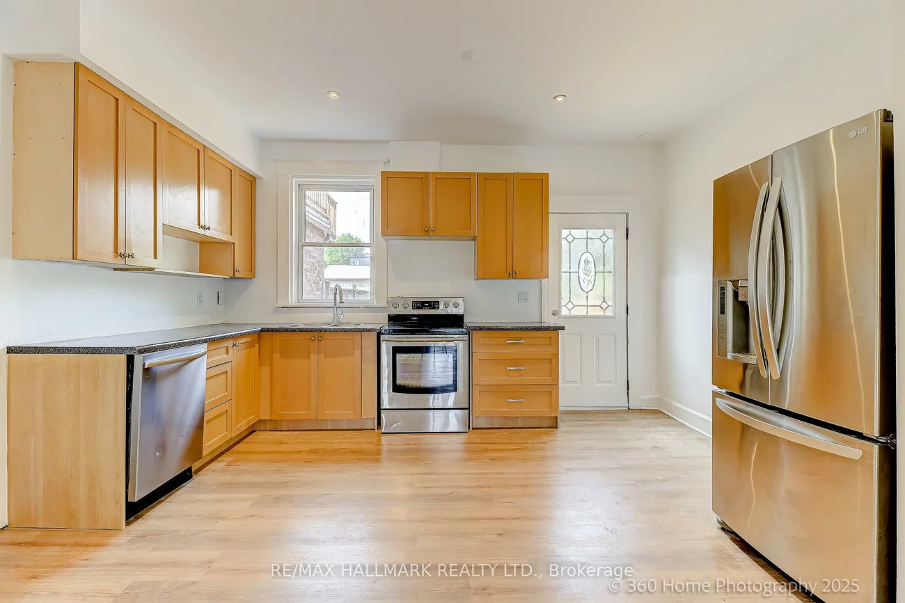 18, Conway, Oakwood Village, Toronto