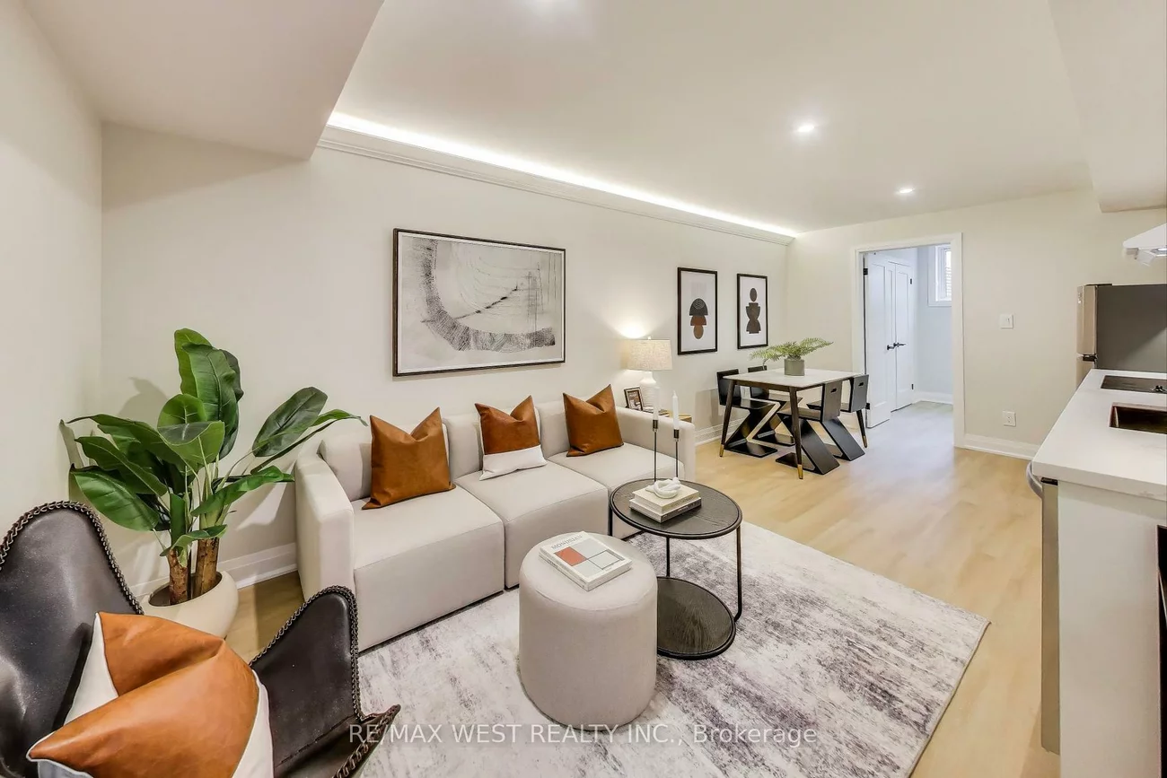21, Rolyat, Trinity-Bellwoods, Toronto