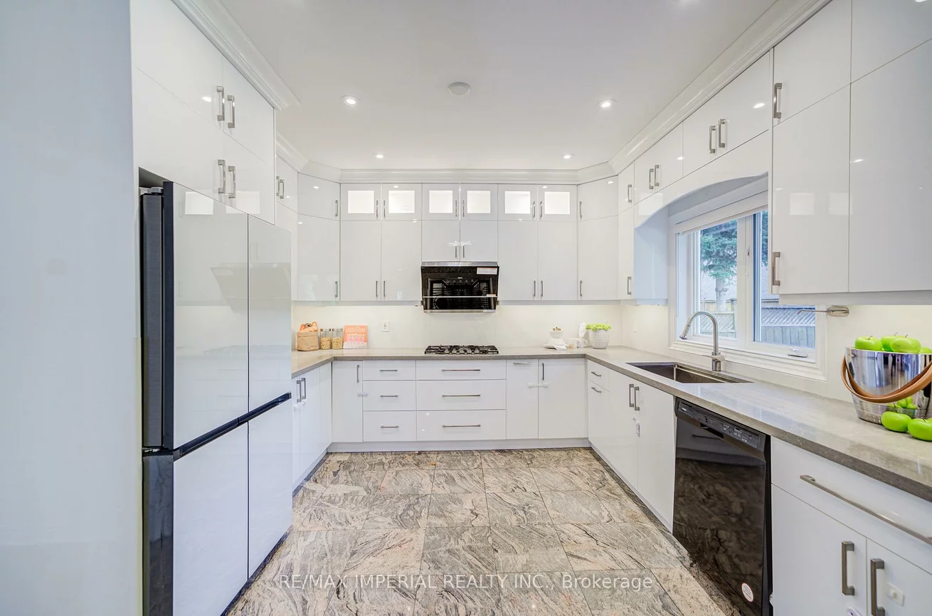 206, Hollywood, Willowdale East, Toronto