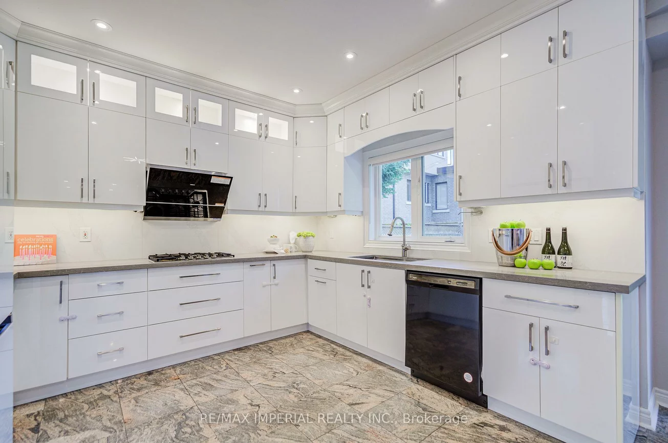 206, Hollywood, Willowdale East, Toronto