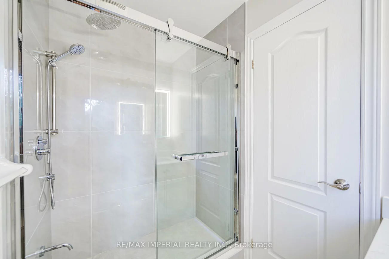 206, Hollywood, Willowdale East, Toronto
