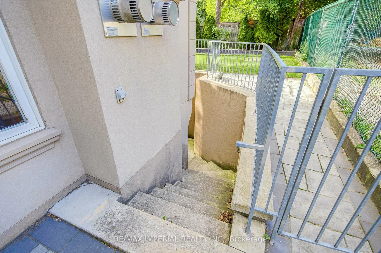 206, Hollywood, Willowdale East, Toronto