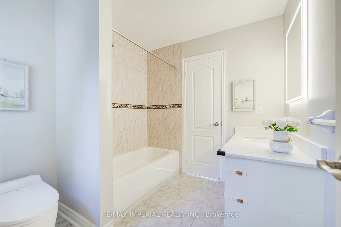 206, Hollywood, Willowdale East, Toronto