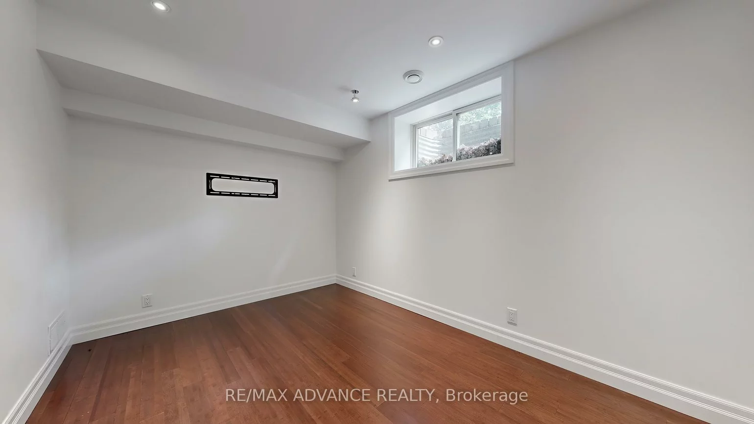 9, Carluke, St. Andrew-Windfields, Toronto
