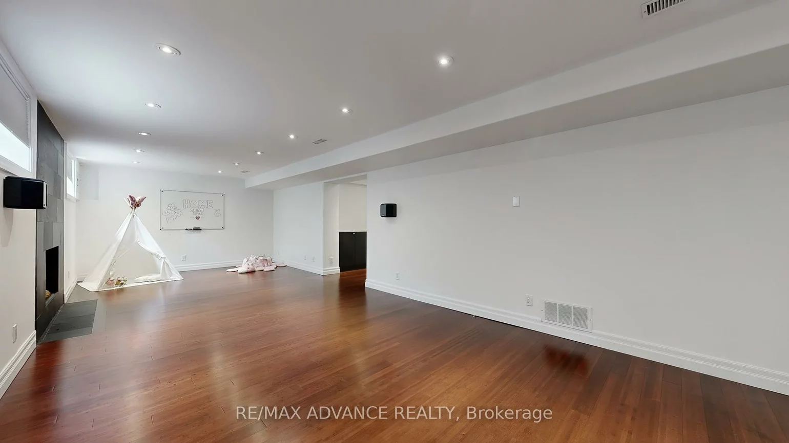 9, Carluke, St. Andrew-Windfields, Toronto