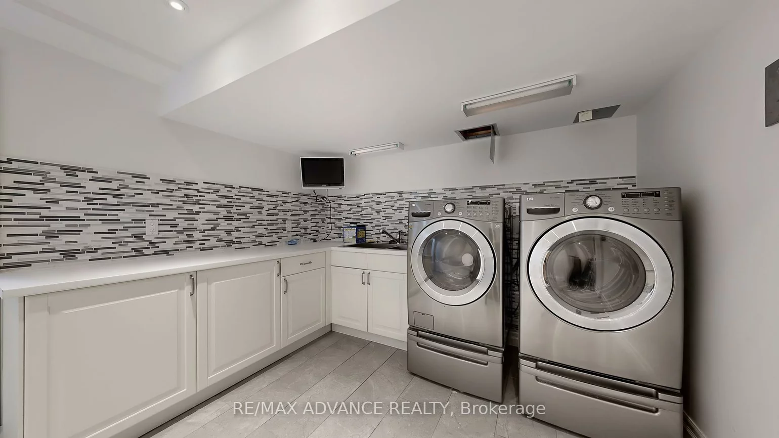 9, Carluke, St. Andrew-Windfields, Toronto