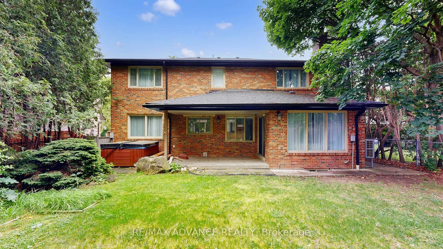 9, Carluke, St. Andrew-Windfields, Toronto