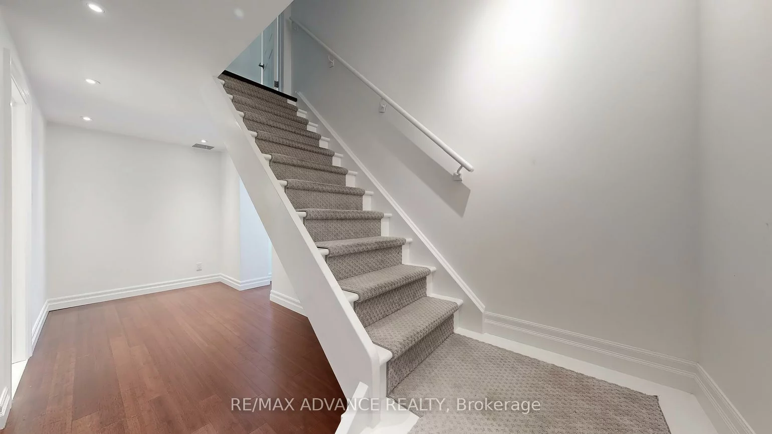 9, Carluke, St. Andrew-Windfields, Toronto