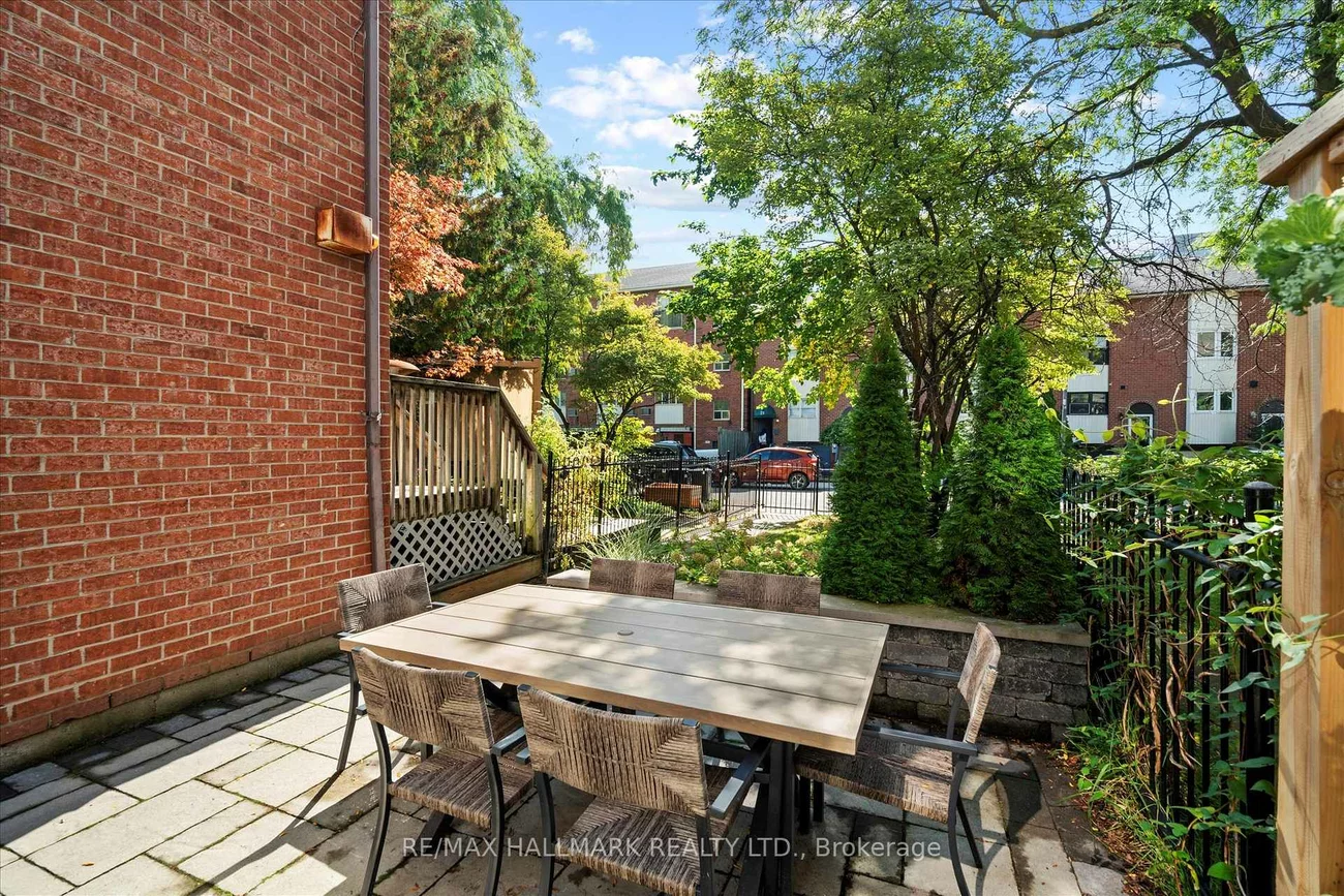 18, Sydenham, Regent Park, Toronto