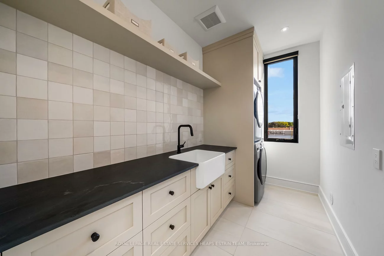 38, Evergreen, Leaside, Toronto