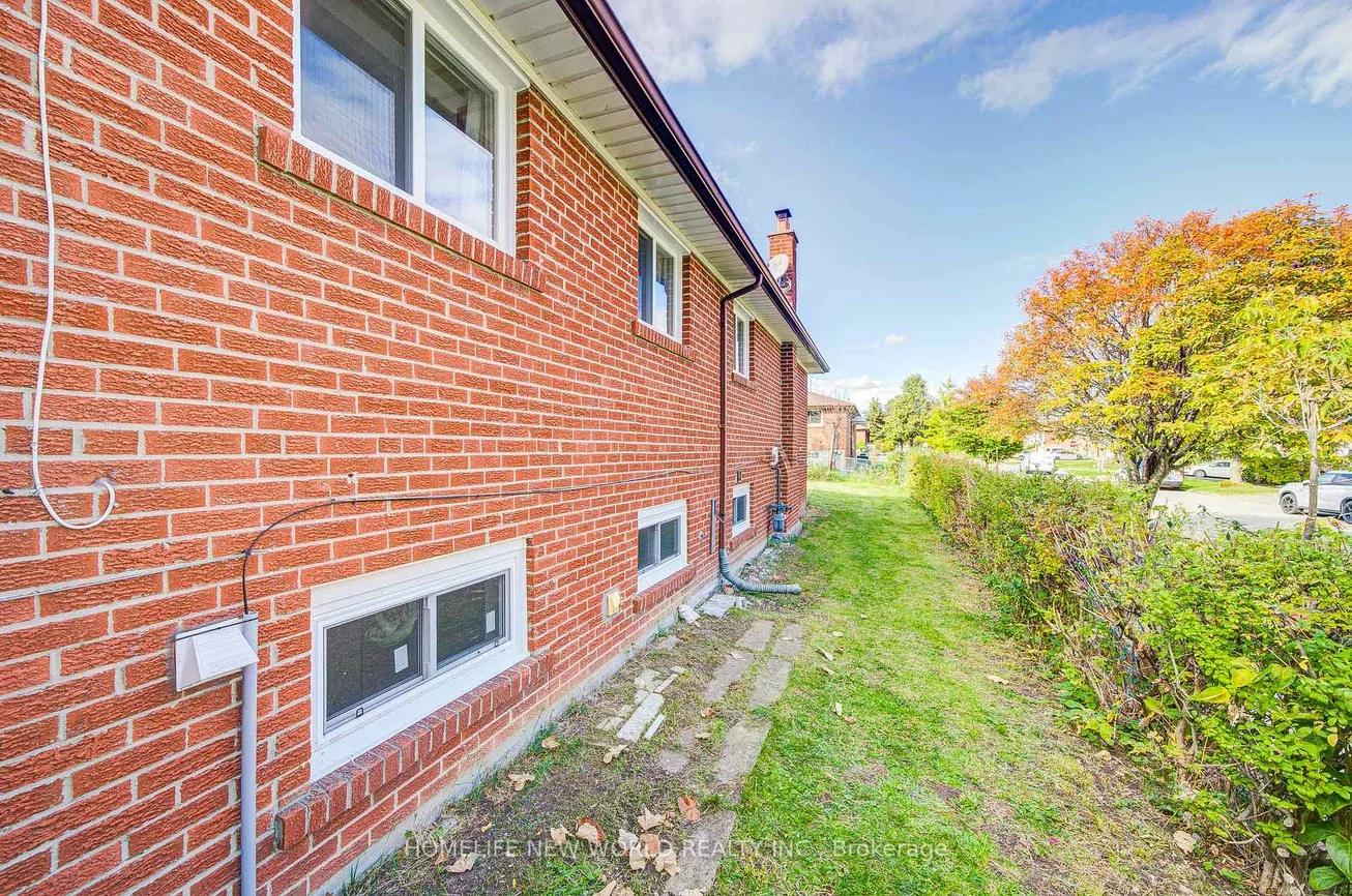 86, Tuscarora, Pleasant View, Toronto