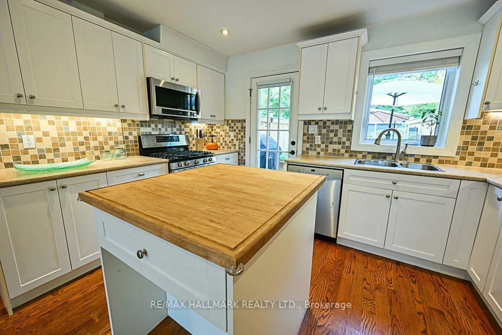 3318, Bathurst, Englemount-Lawrence, Toronto