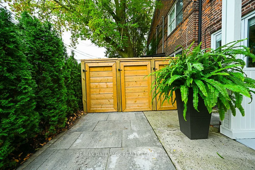 3318, Bathurst, Englemount-Lawrence, Toronto