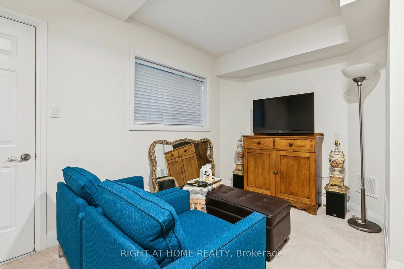 28, Raffeix, Moss Park, Toronto