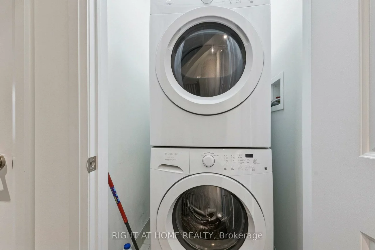 28, Raffeix, Moss Park, Toronto