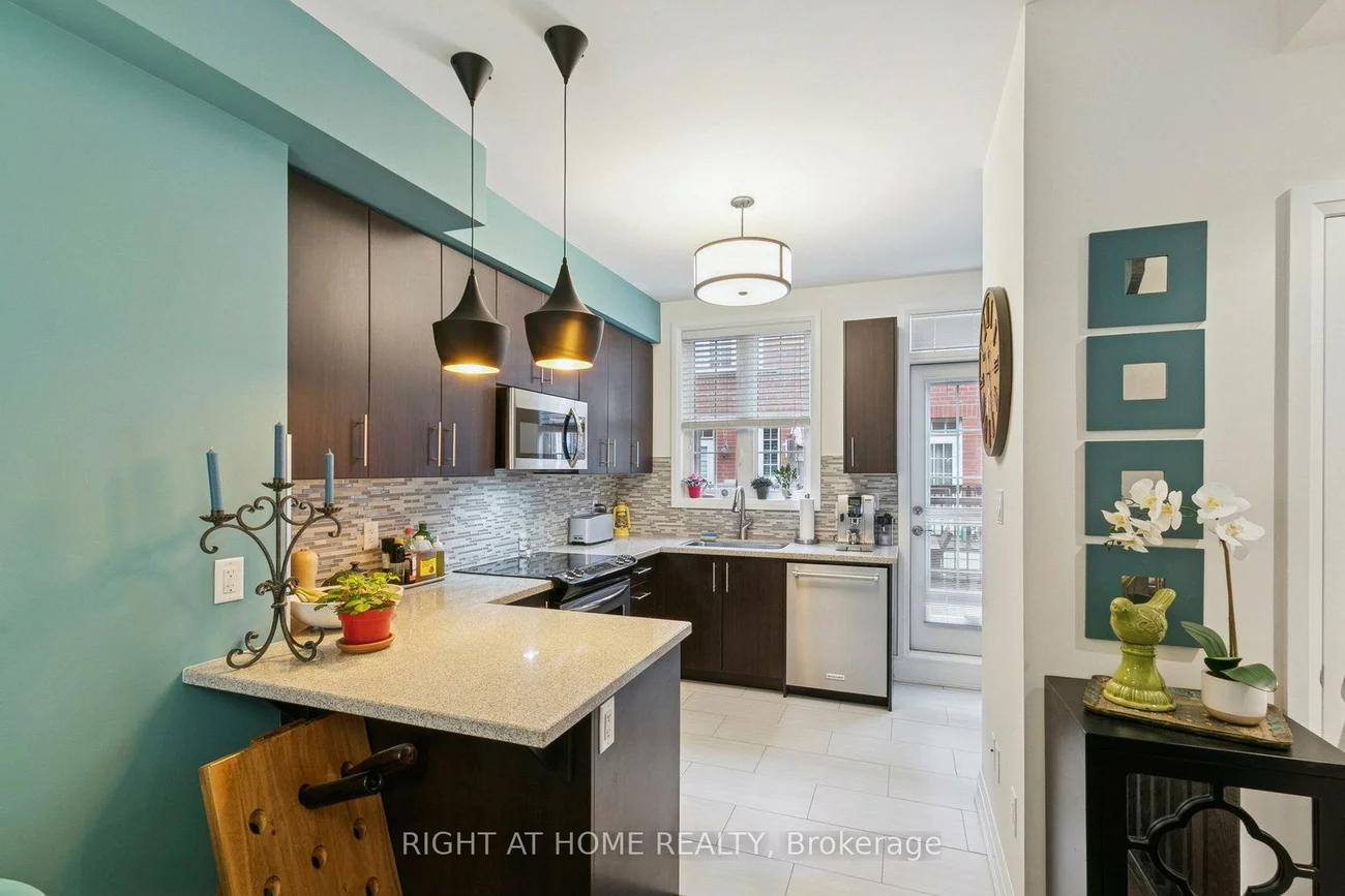 28, Raffeix, Moss Park, Toronto