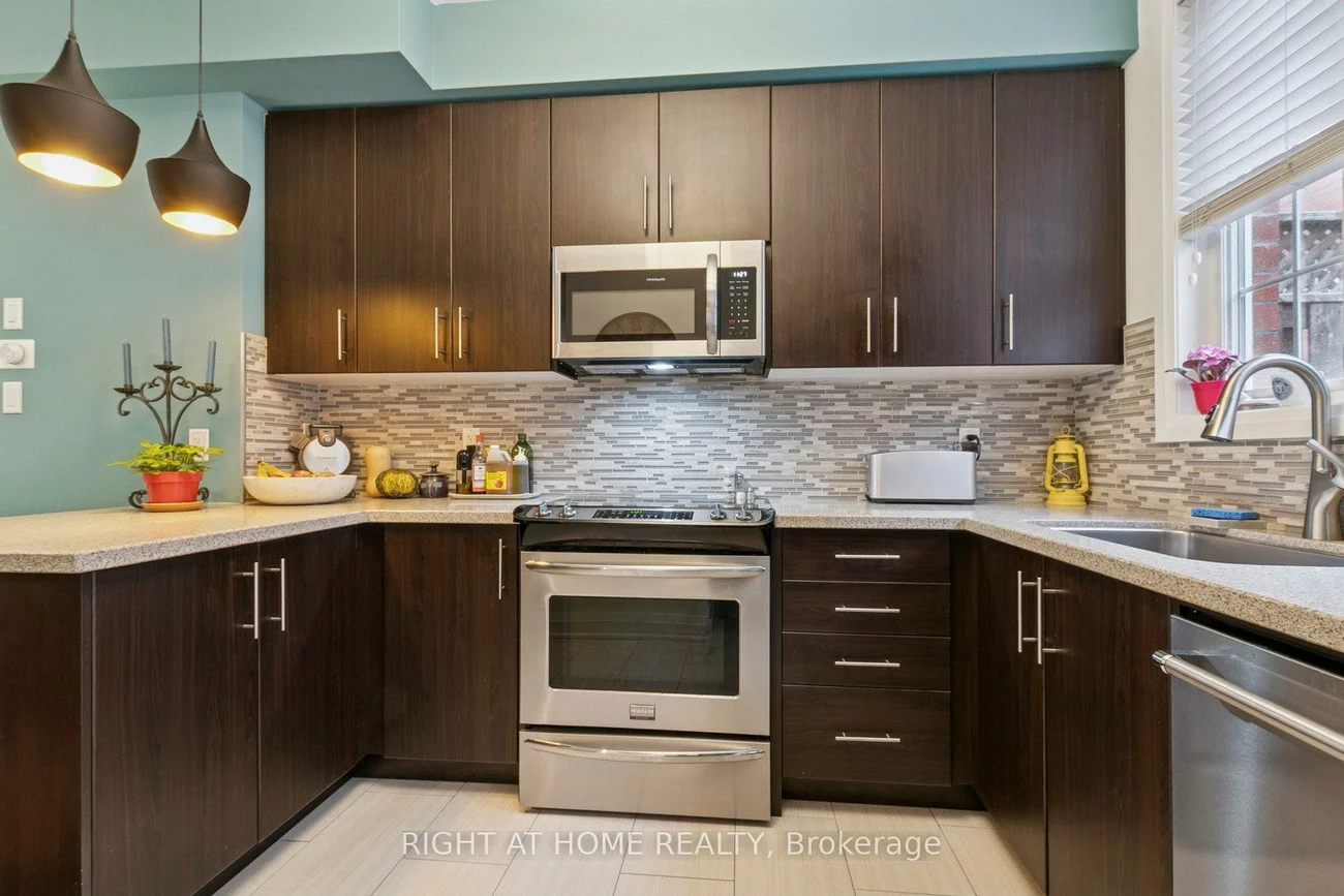 28, Raffeix, Moss Park, Toronto