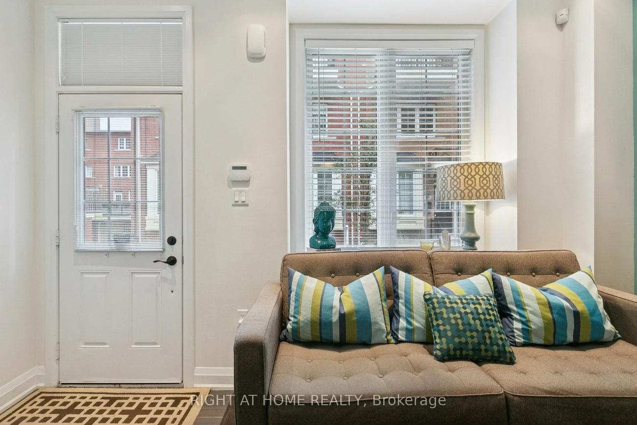 28, Raffeix, Moss Park, Toronto