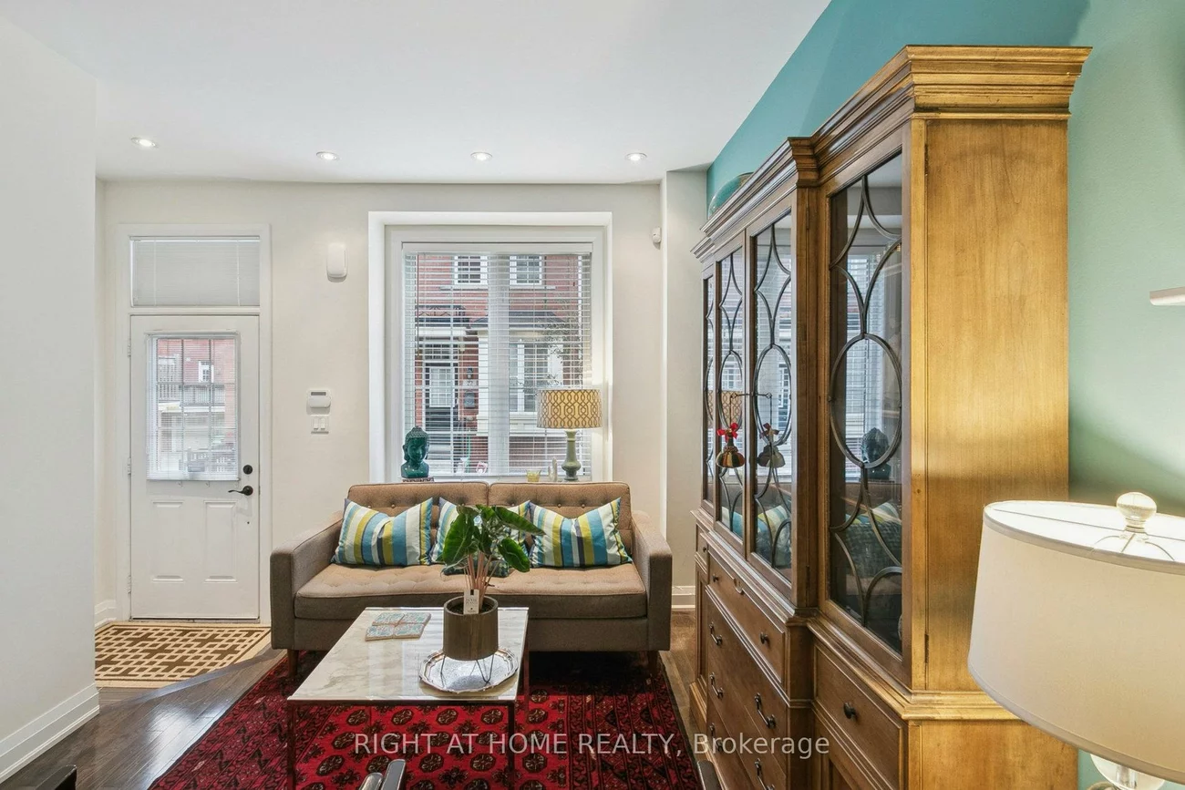 28, Raffeix, Moss Park, Toronto