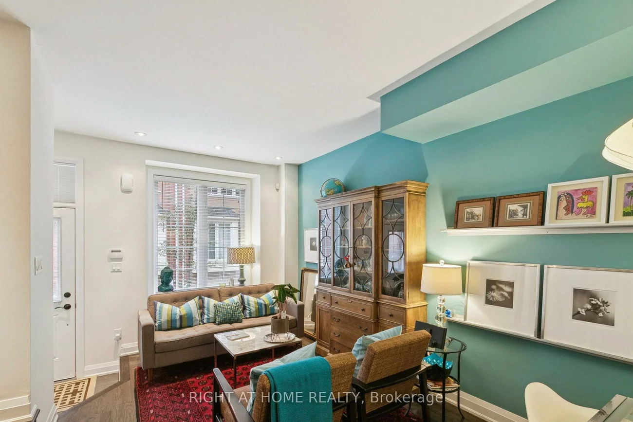 28, Raffeix, Moss Park, Toronto