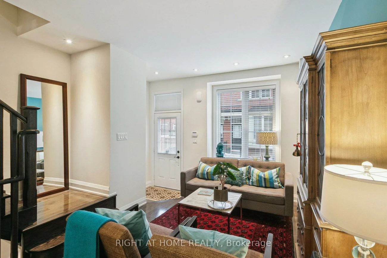 28, Raffeix, Moss Park, Toronto