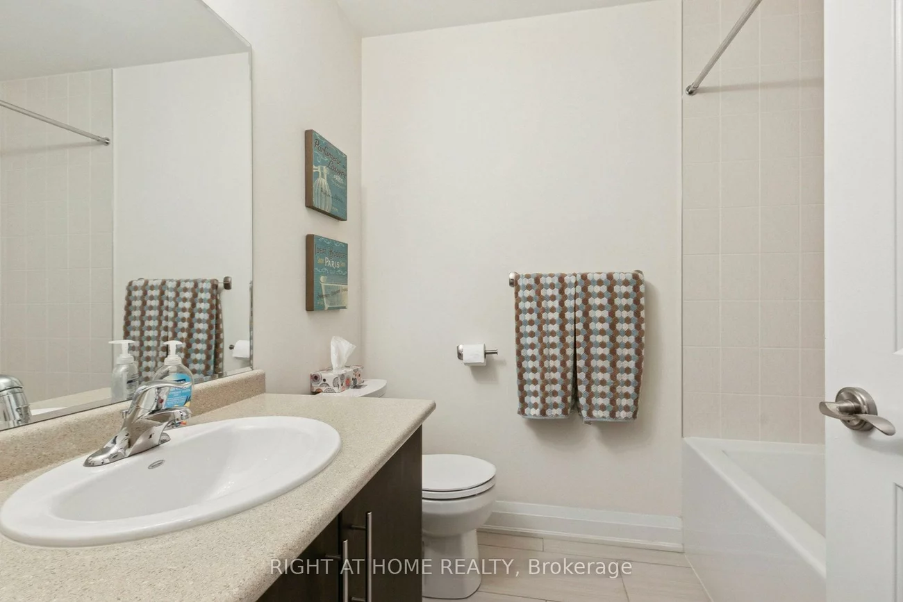 28, Raffeix, Moss Park, Toronto