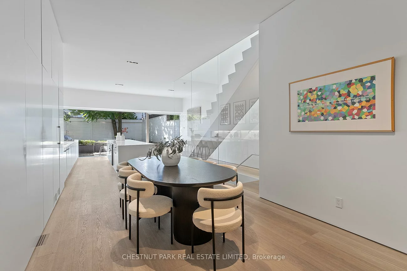 82, Robert, University, Toronto