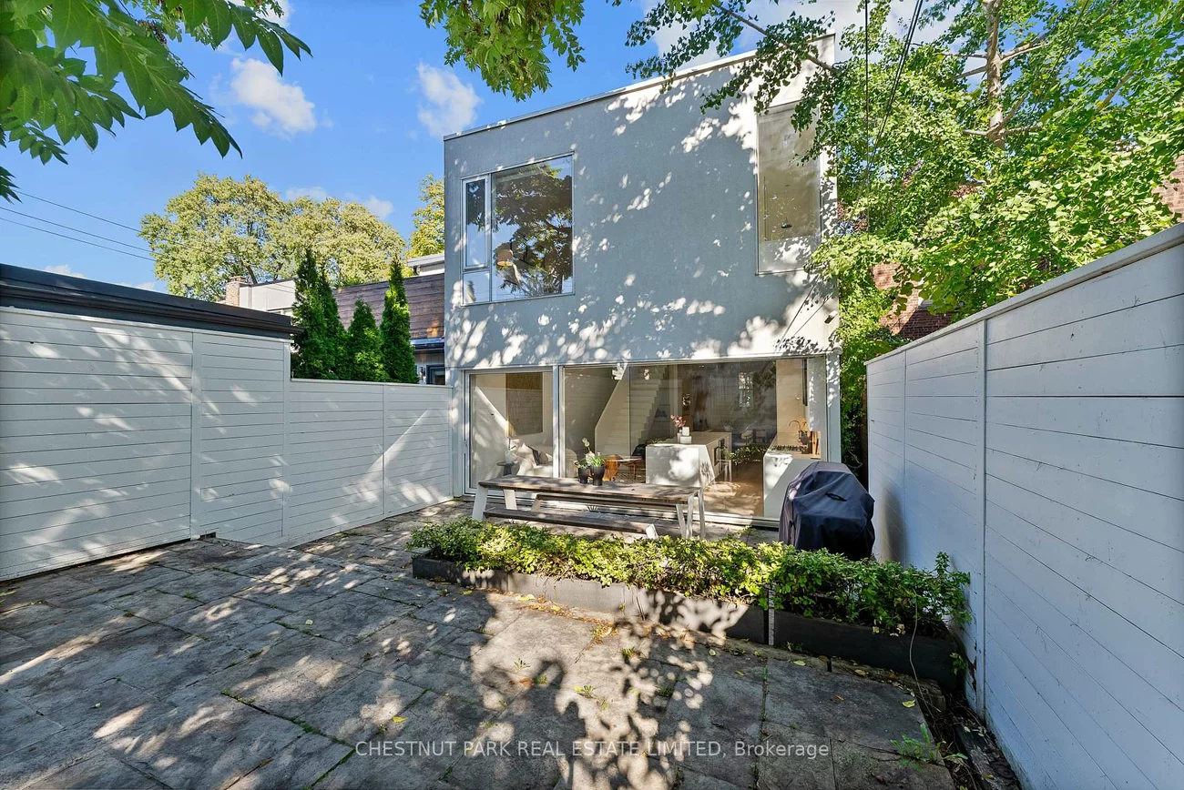 82, Robert, University, Toronto