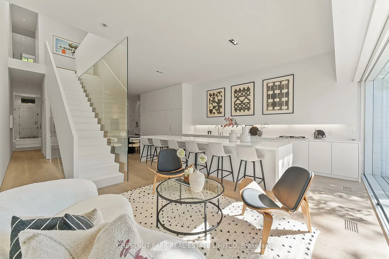 82, Robert, University, Toronto