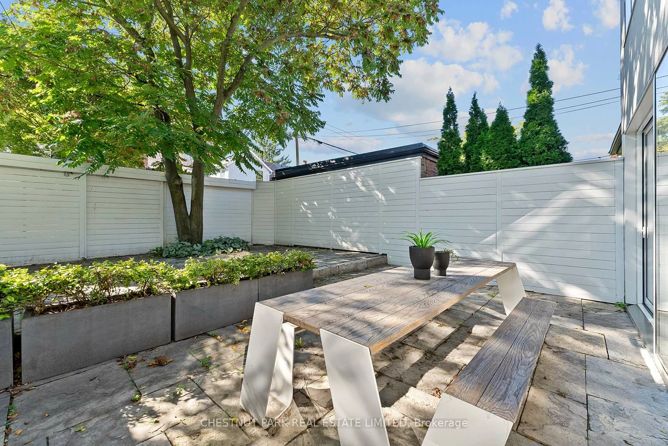 82, Robert, University, Toronto