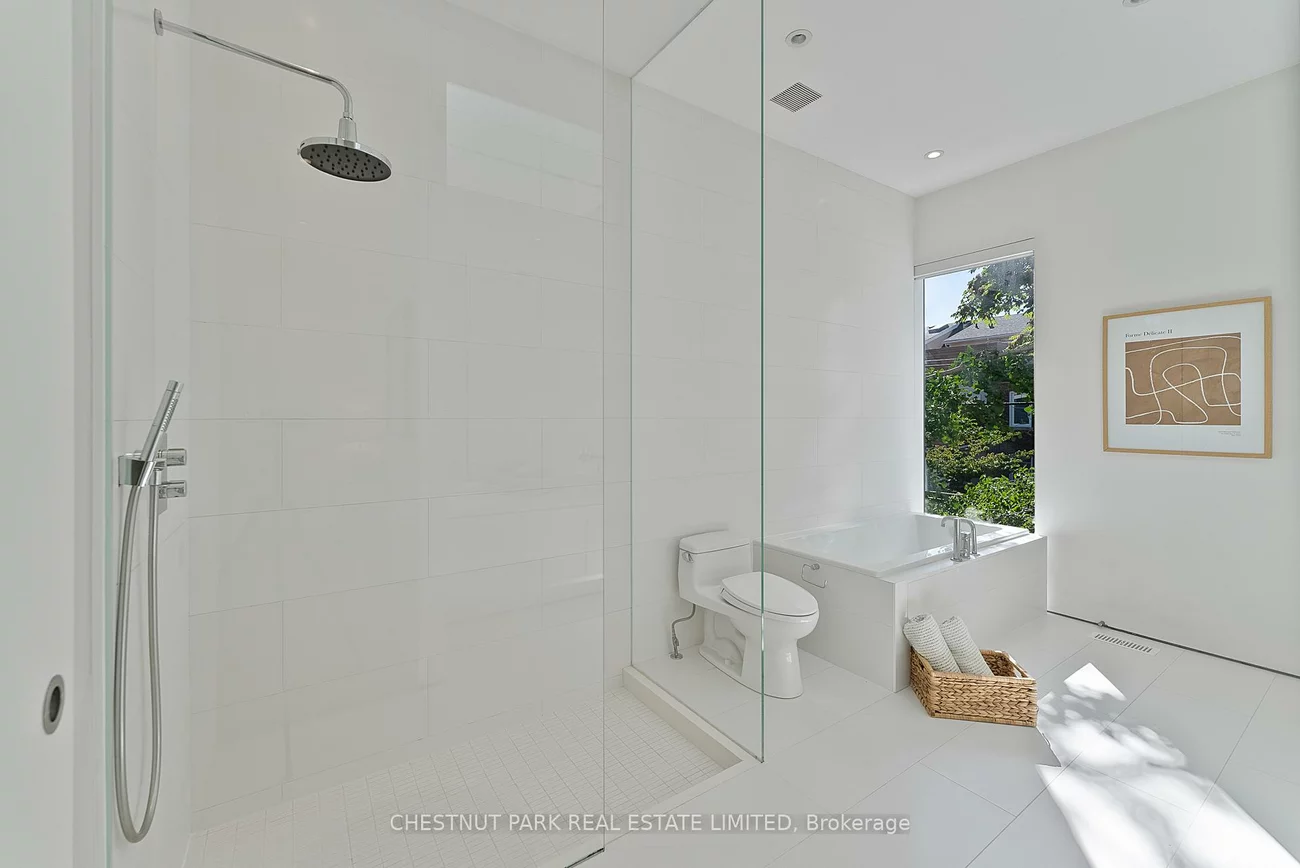 82, Robert, University, Toronto