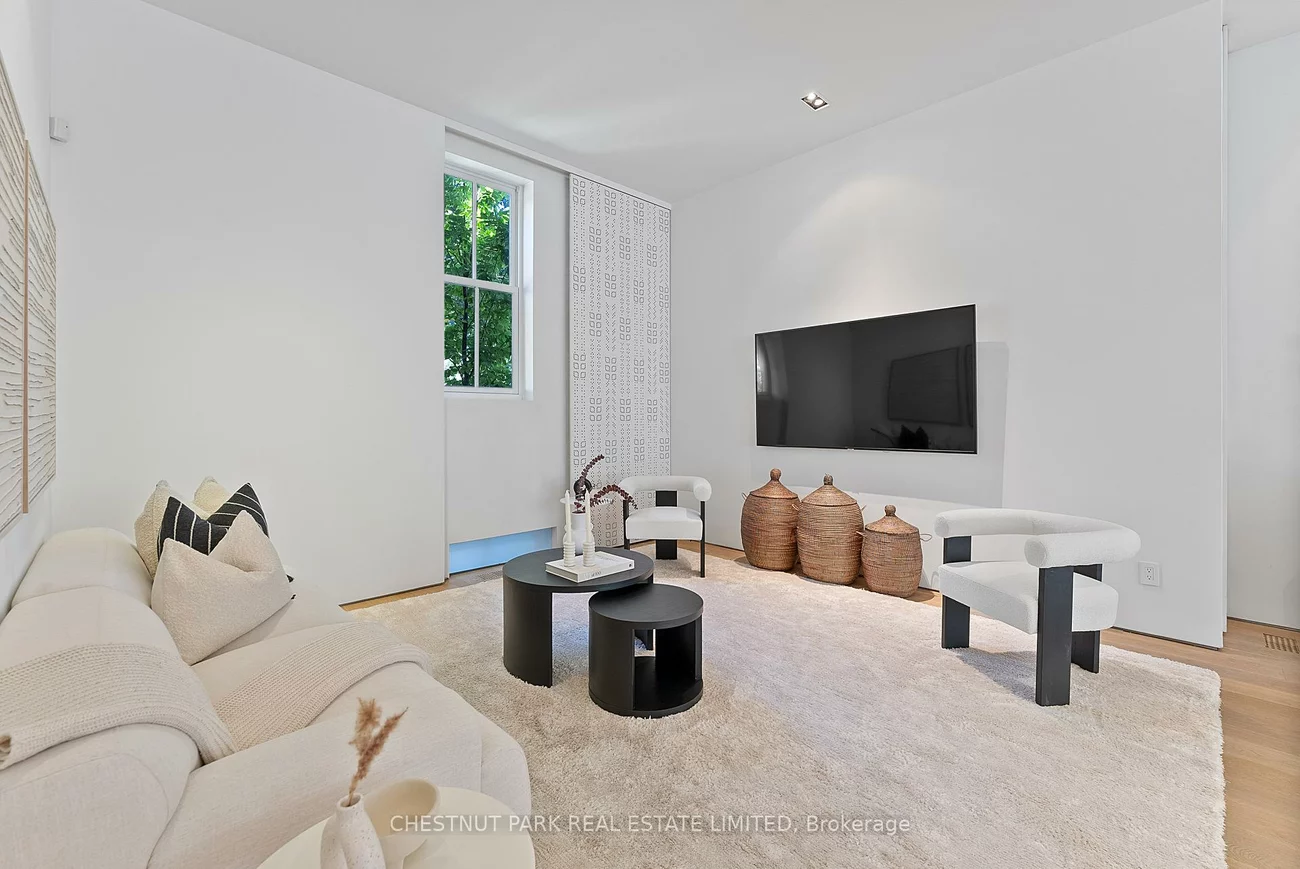 82, Robert, University, Toronto