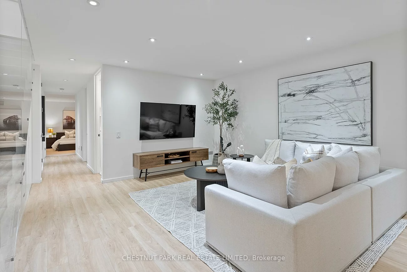 82, Robert, University, Toronto