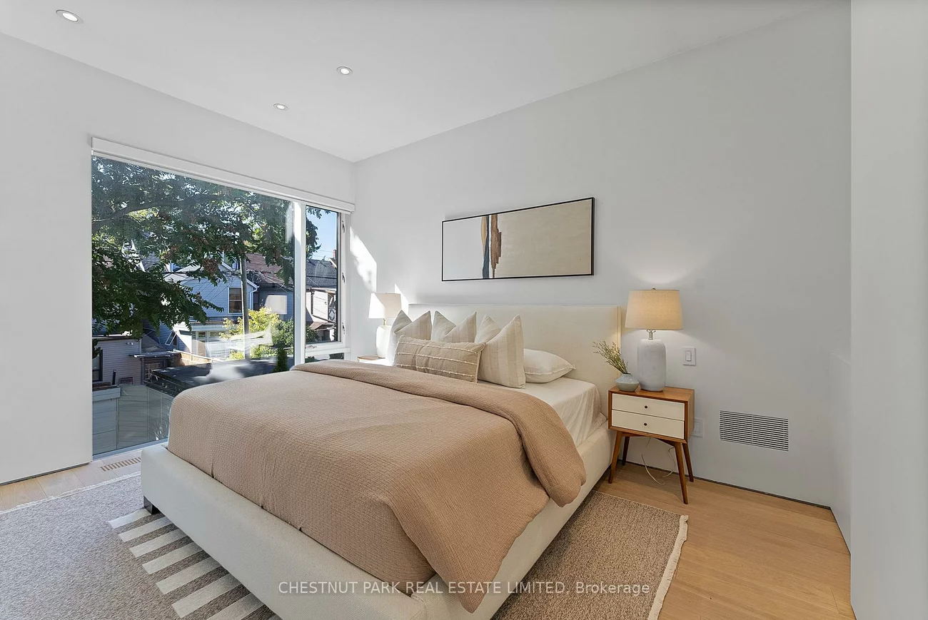 82, Robert, University, Toronto