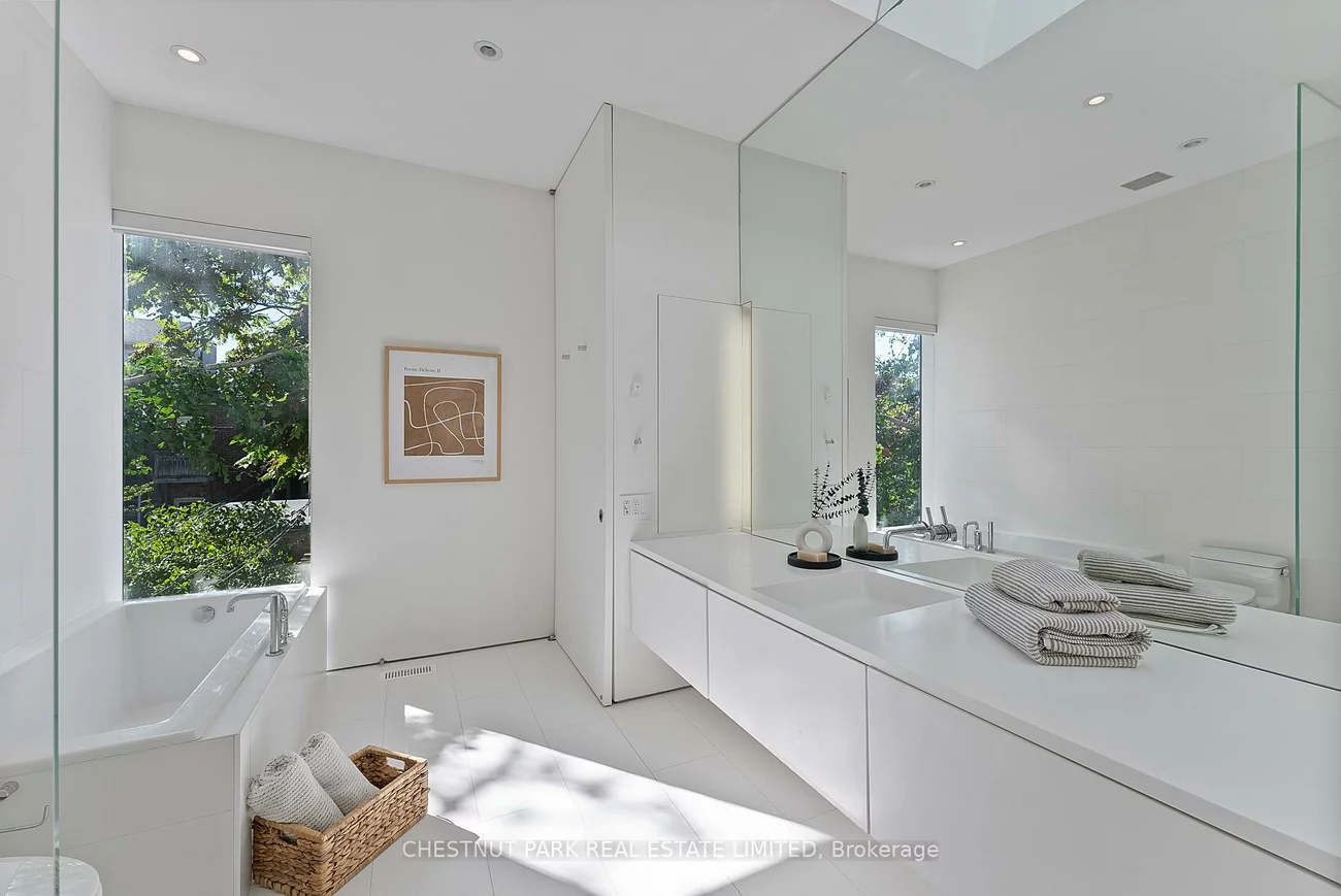 82, Robert, University, Toronto