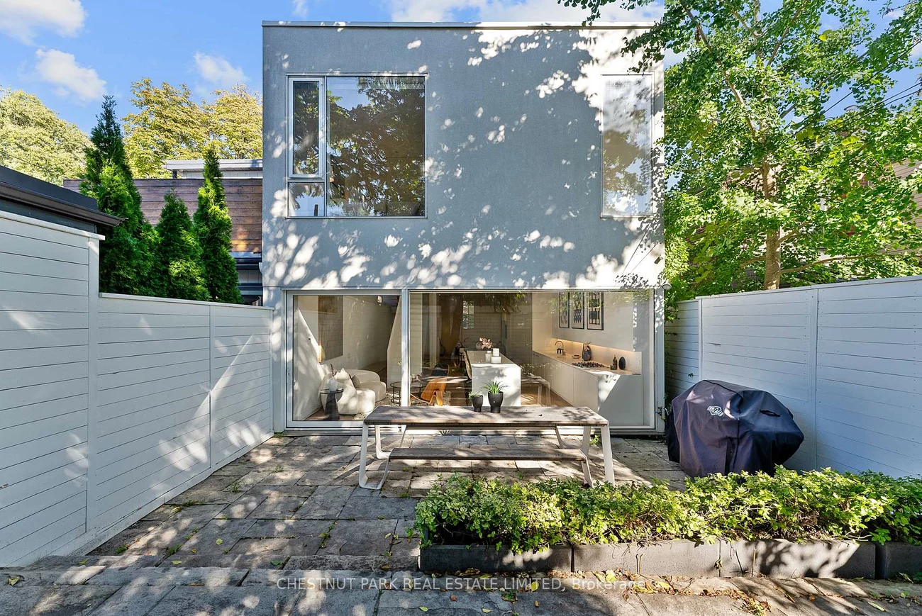 82, Robert, University, Toronto